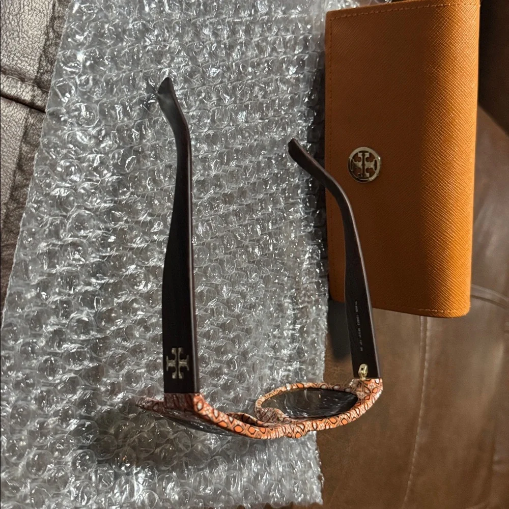 Like new Tory Burch Cat-Eye Sunglasses